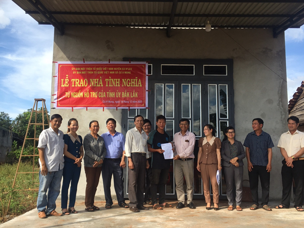 Lễ trao nhà tình nghĩa từ nguồn hỗ trợ của Tỉnh ủy Đắk  Lắk cho hộ nghèo ở xã Cư A Mung
